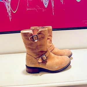 UGG CHANEY BOOTS- Great condition and ready to sell.